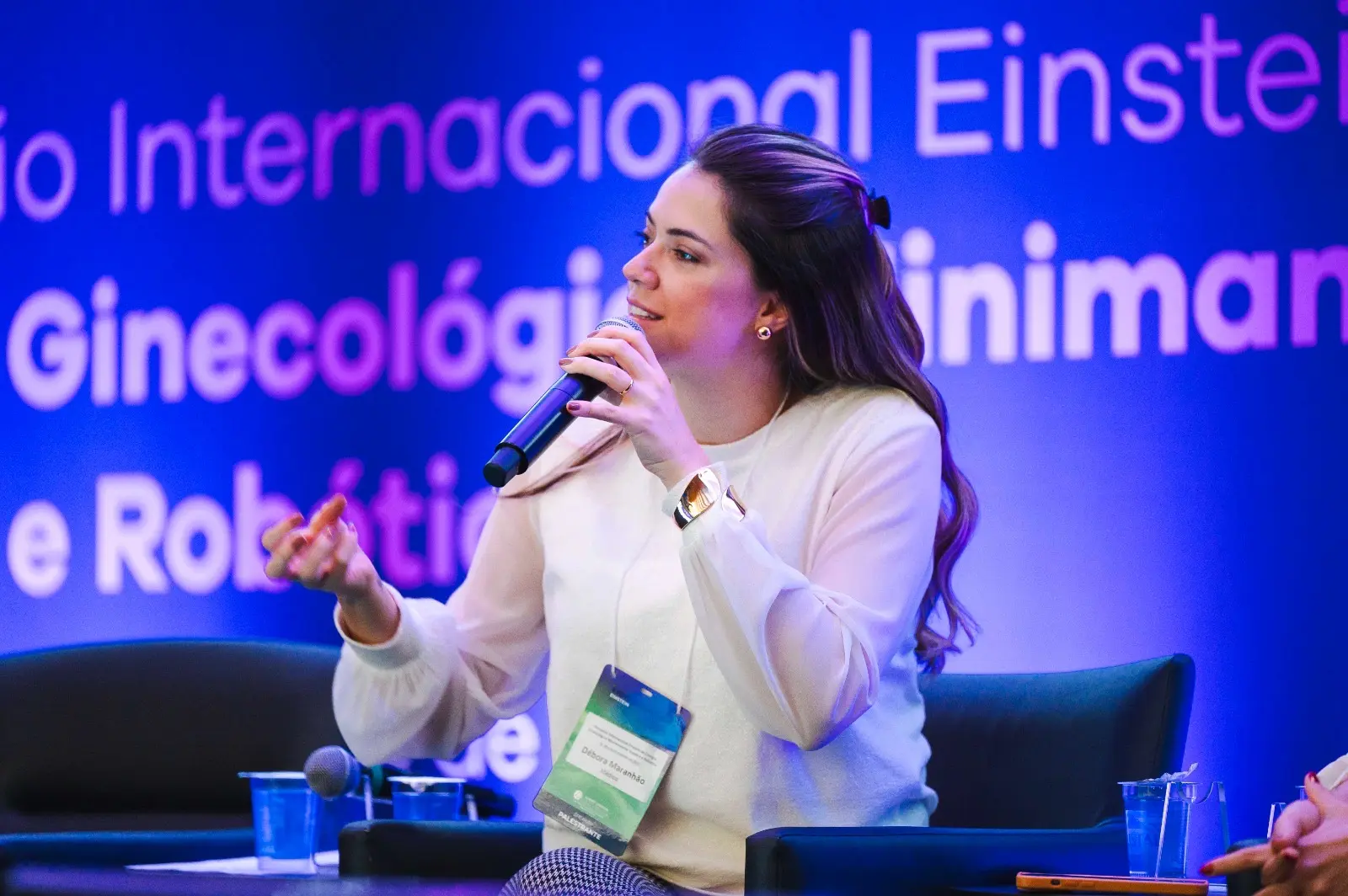 Dra. Débora Maranhão, ginecologista no Morumbi, palestrando no Congresso Internacional Einstein de Cirurgia Ginecológica Minimamente Invasiva e Robótica